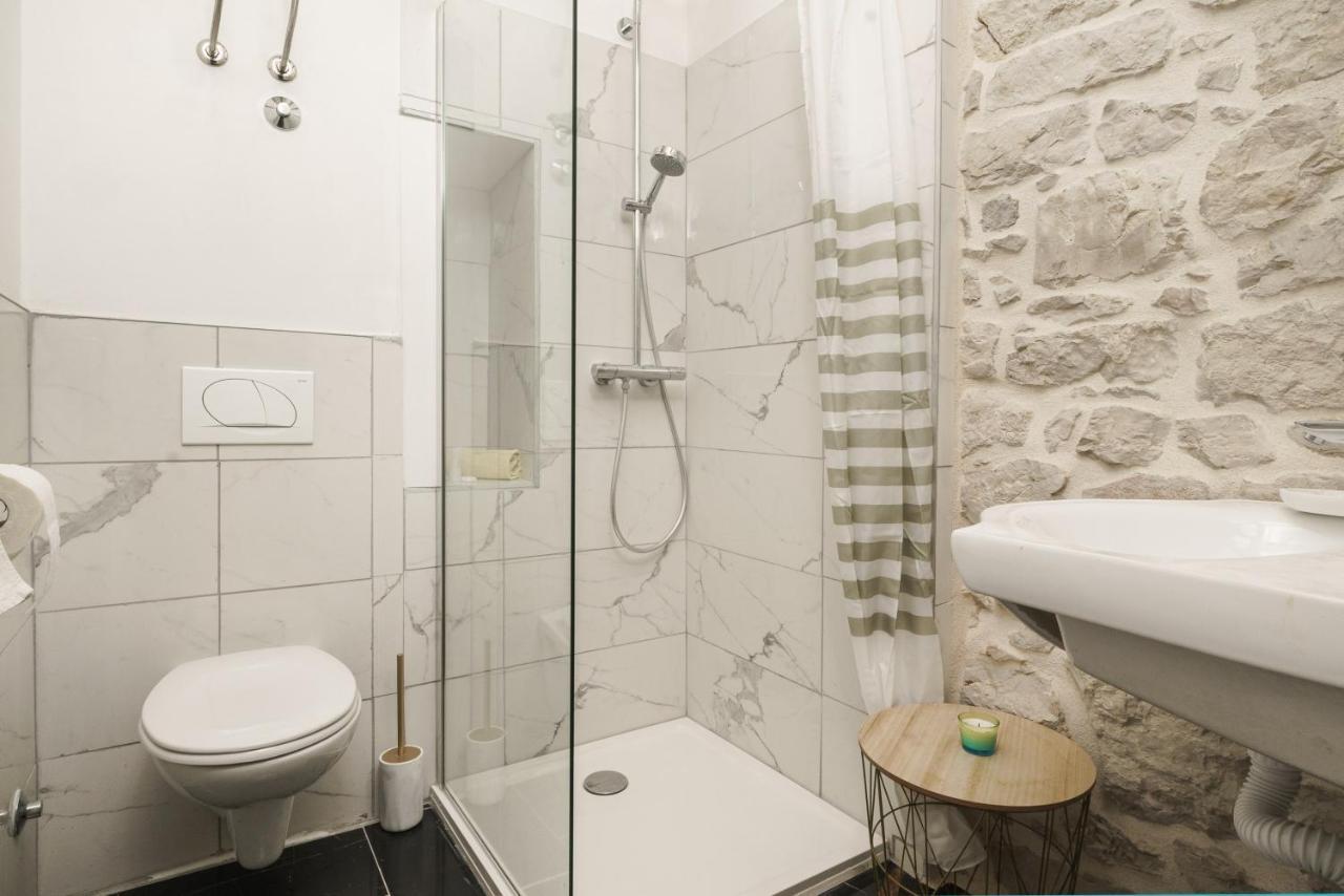 Apartment Style *